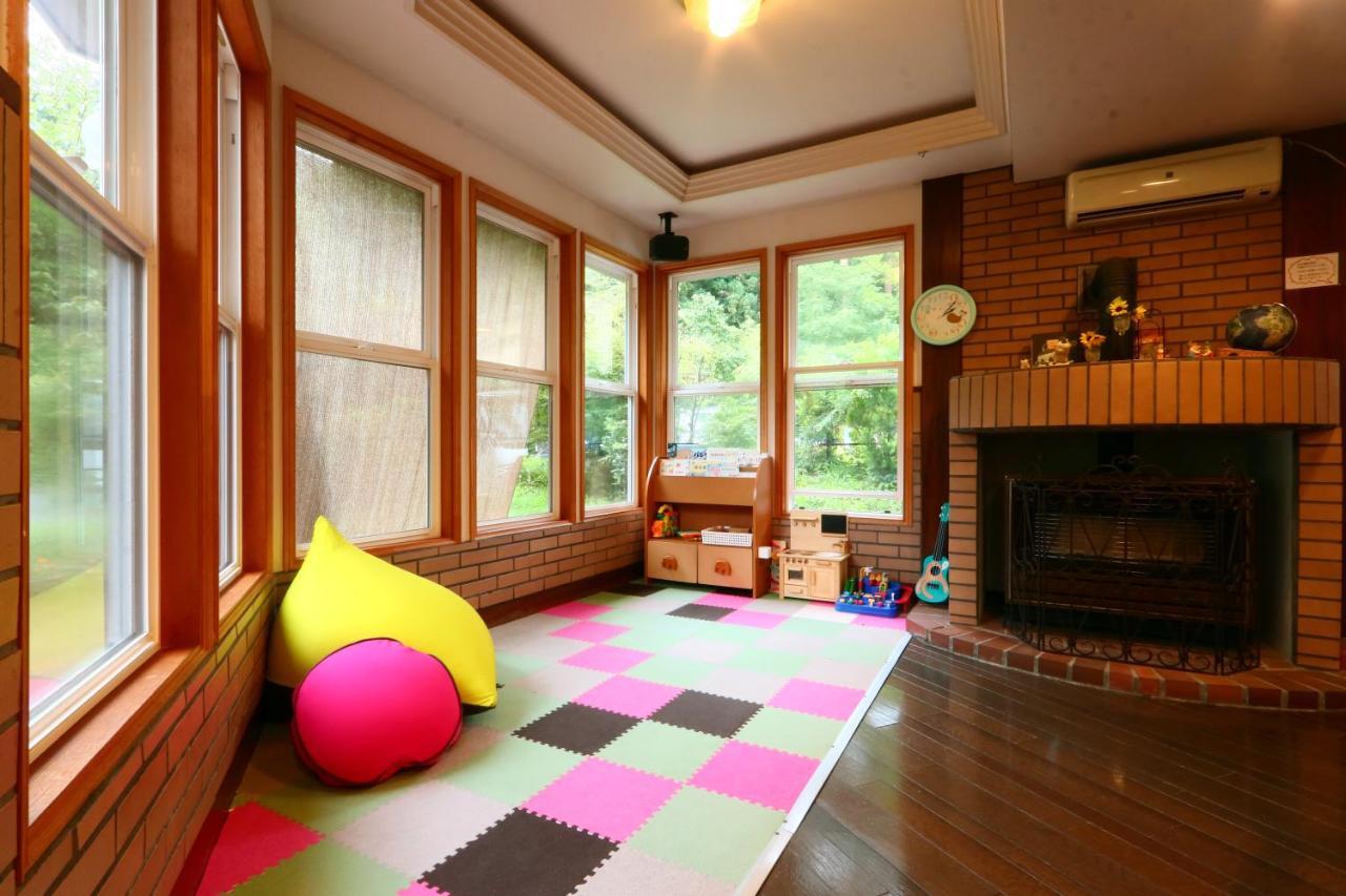 Family Pension Crayon Fujikawaguchiko Exteriör bild